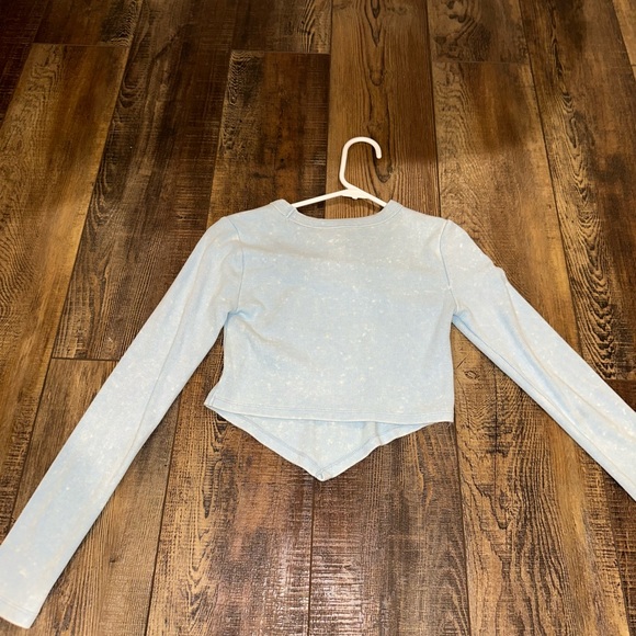 Light Blue long sleeve crop top with v-shape bottom - Picture 3 of 3
